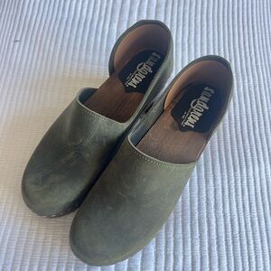 Sangrens Bridget Olive Leather Clogs